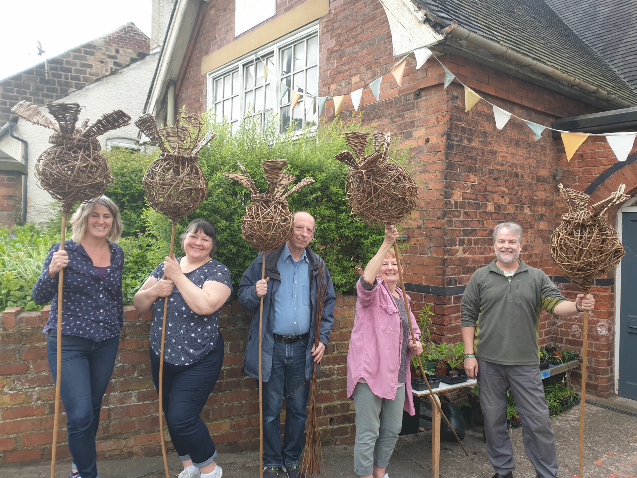 Willow sculpture workshop – giant poppy seed heads