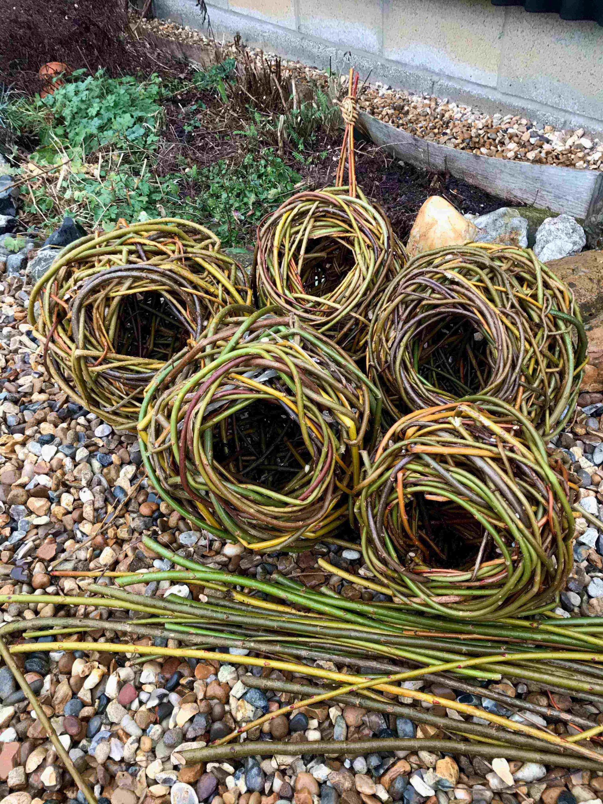 Random weave nesting ball /bird feeder